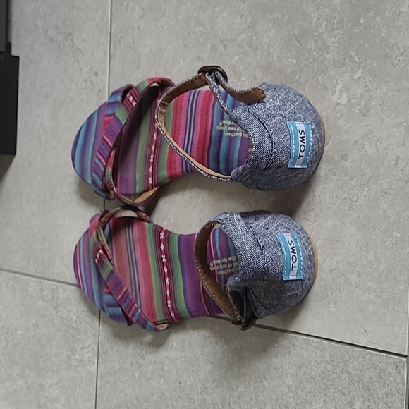 TOMS Woven Sandals - Picture 3 of 10